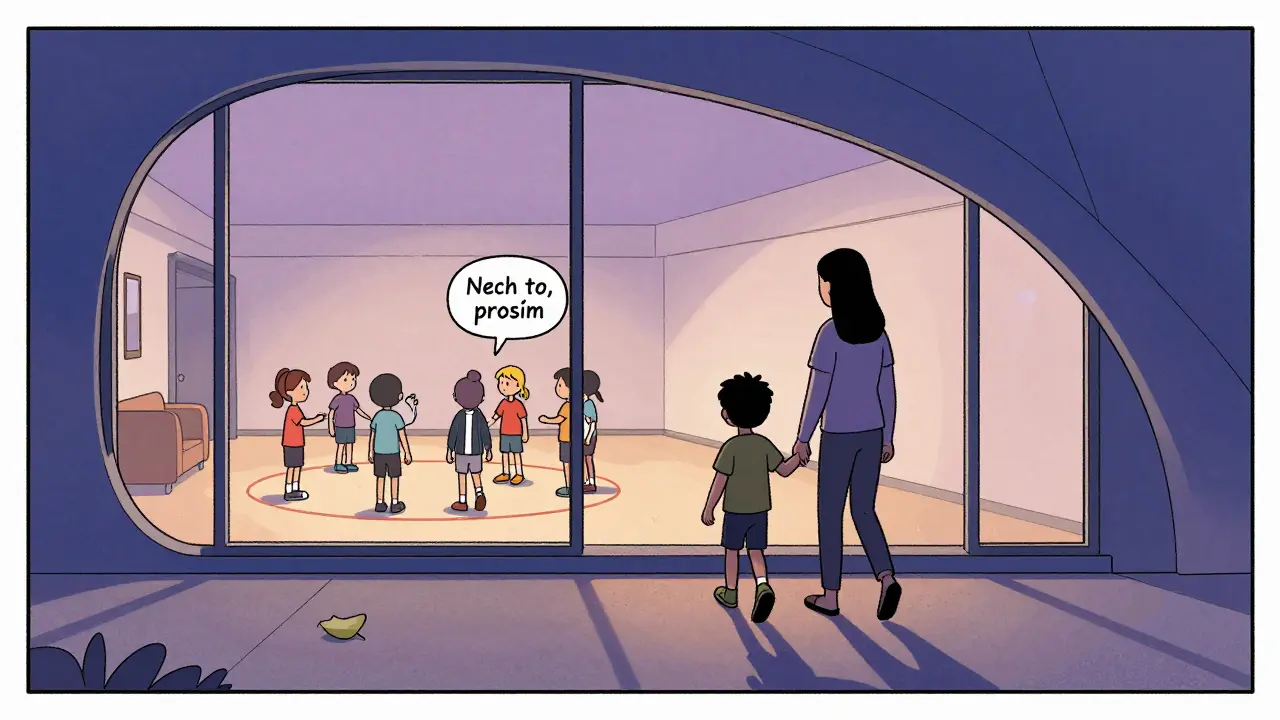 Dítě a rodič odcházejí z terapeutického centra ve večerním světle, skrz okno vidět děti ve hře.